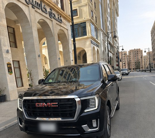 Black GMC Yukon luxury SUV for family Umrah transfers in Makkah