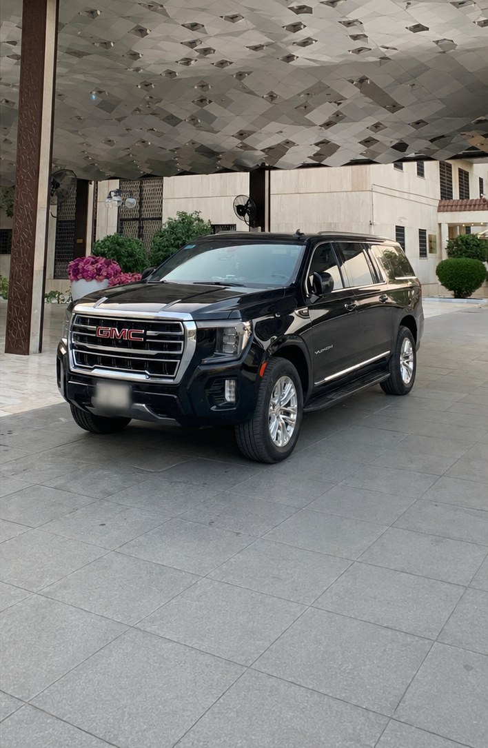 Black GMC Yukon luxury SUV ready for a private Umrah transfer