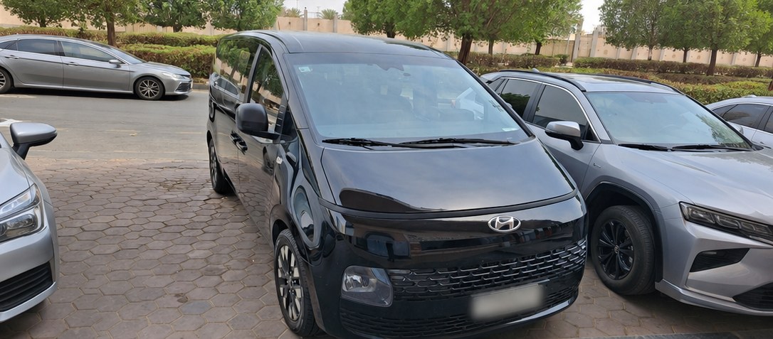 Hyundai Staria MPV for small-group Umrah transport in Makkah