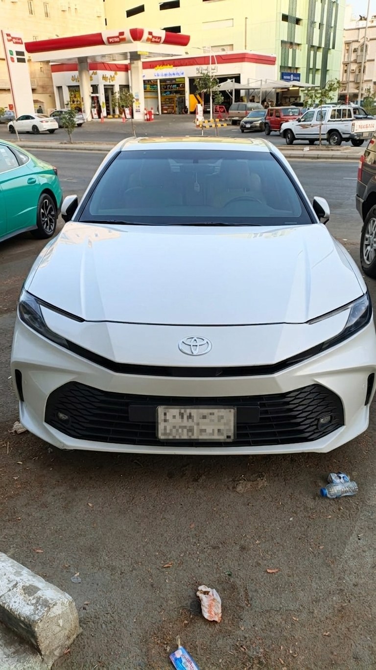 White Toyota Camry sedan for Umrah and airport transfers in Makkah